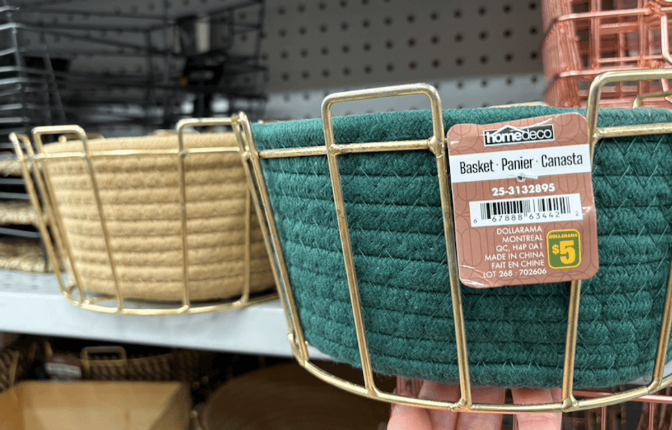 Panier de rangement sur les tablettes du Dollarama.
