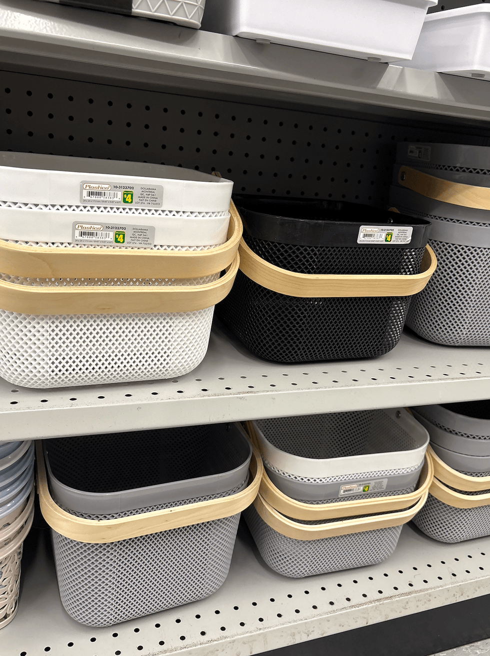 Panier en plastique sur les tablettes du Dollarama.