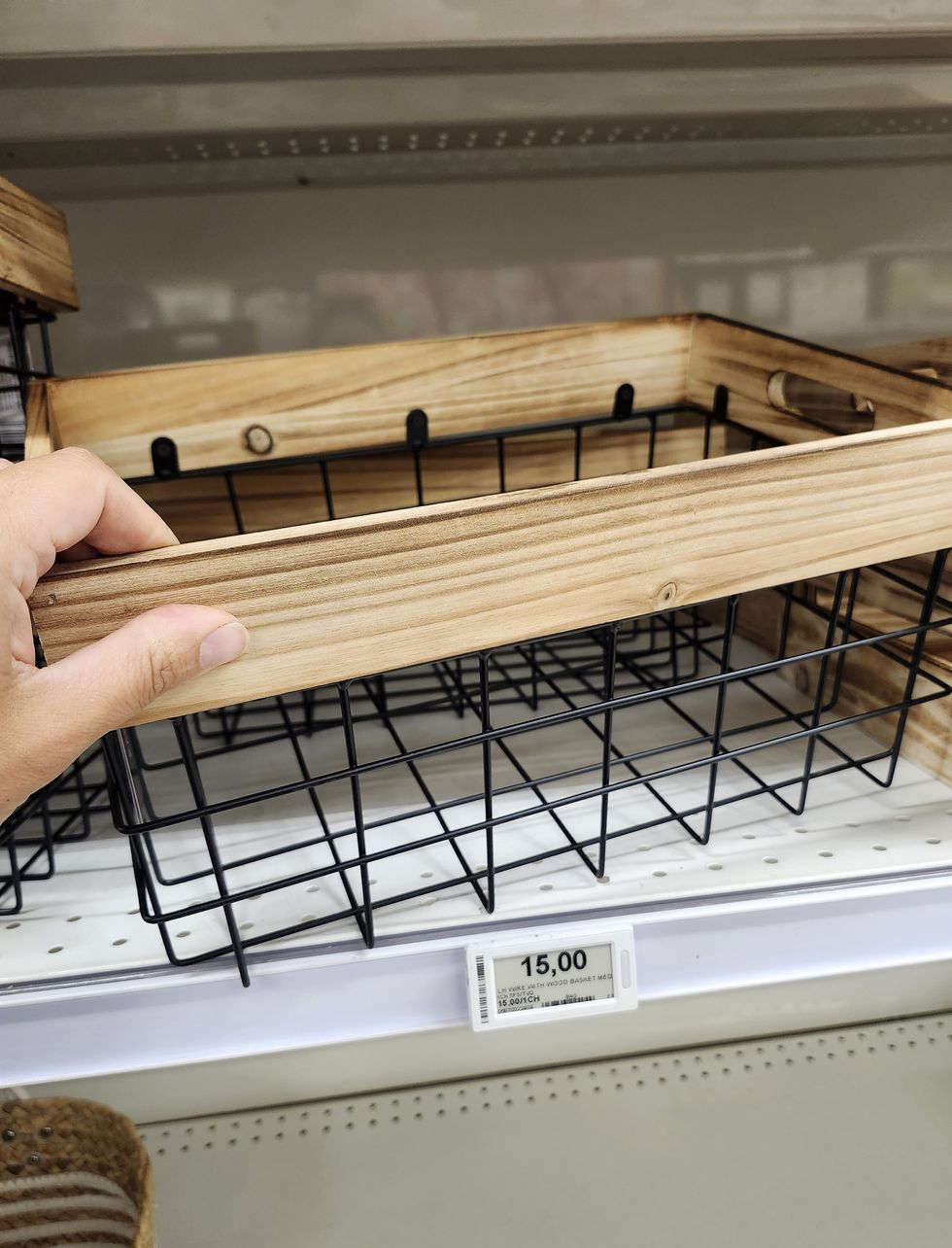 Panier m\u00e9tal noir et bordure bois.