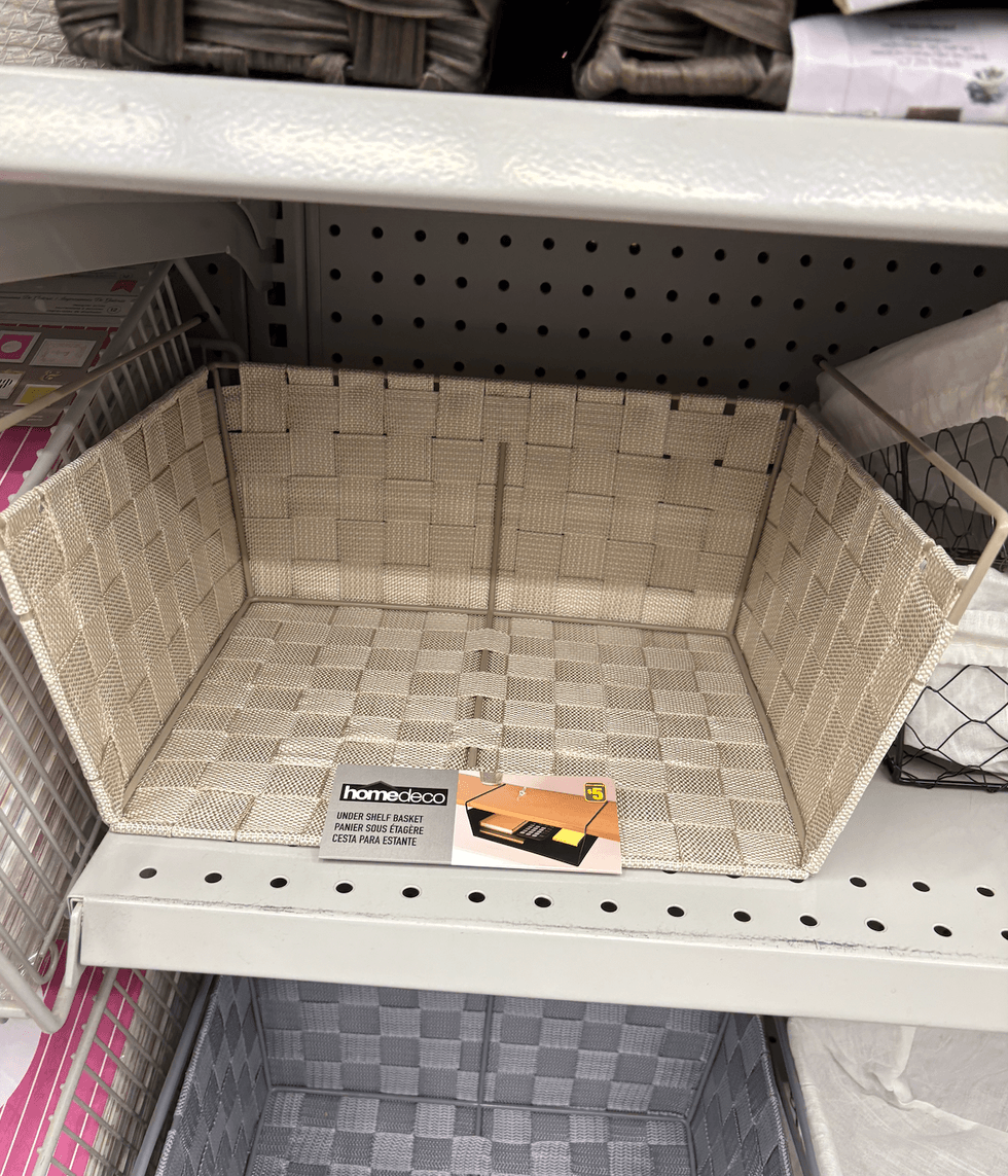 Panier suspendu sous \u00e9tag\u00e8re sur les tablettes du Dollarama.