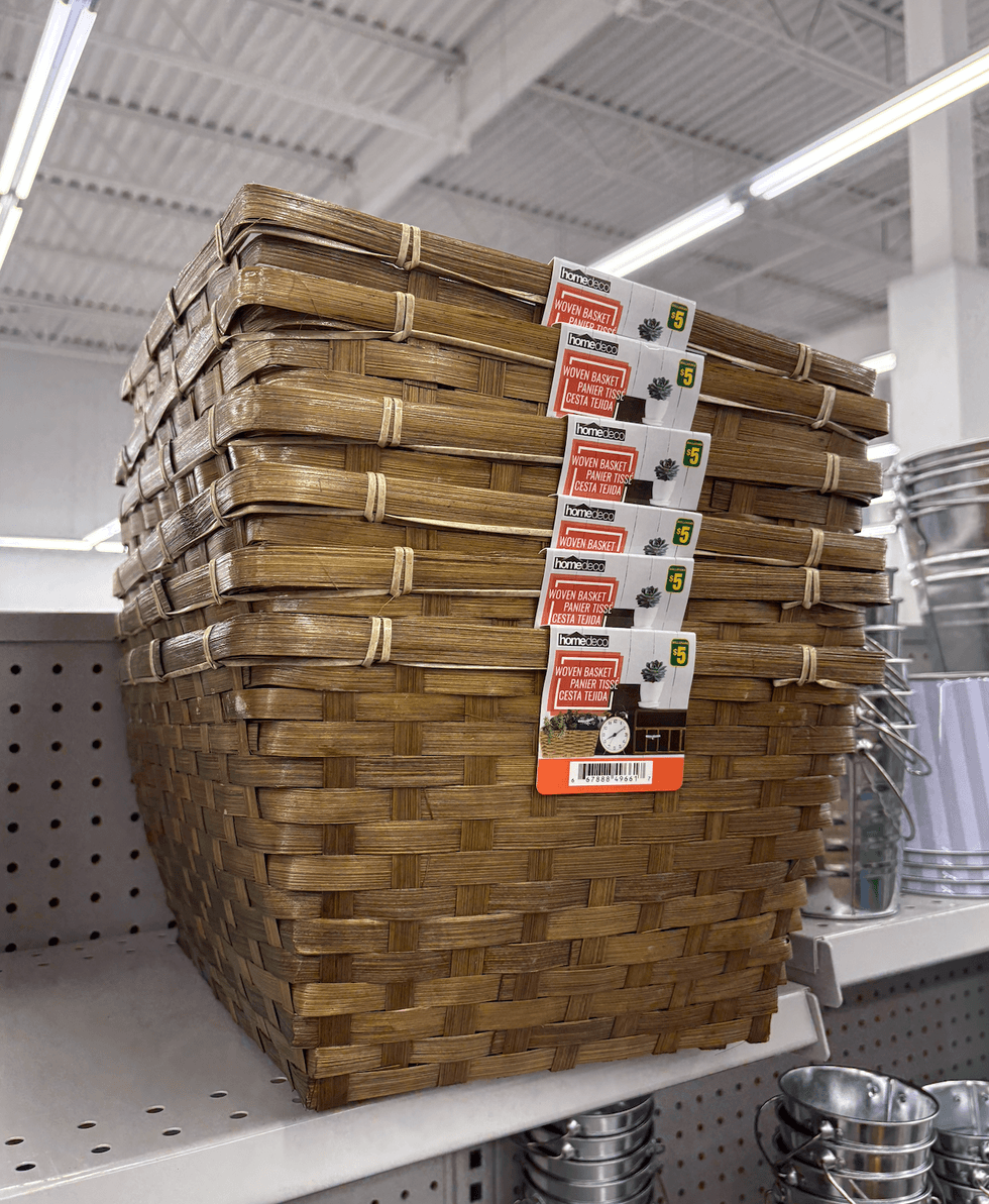 Panier tiss\u00e9 sur les tablettes du Dollarama.