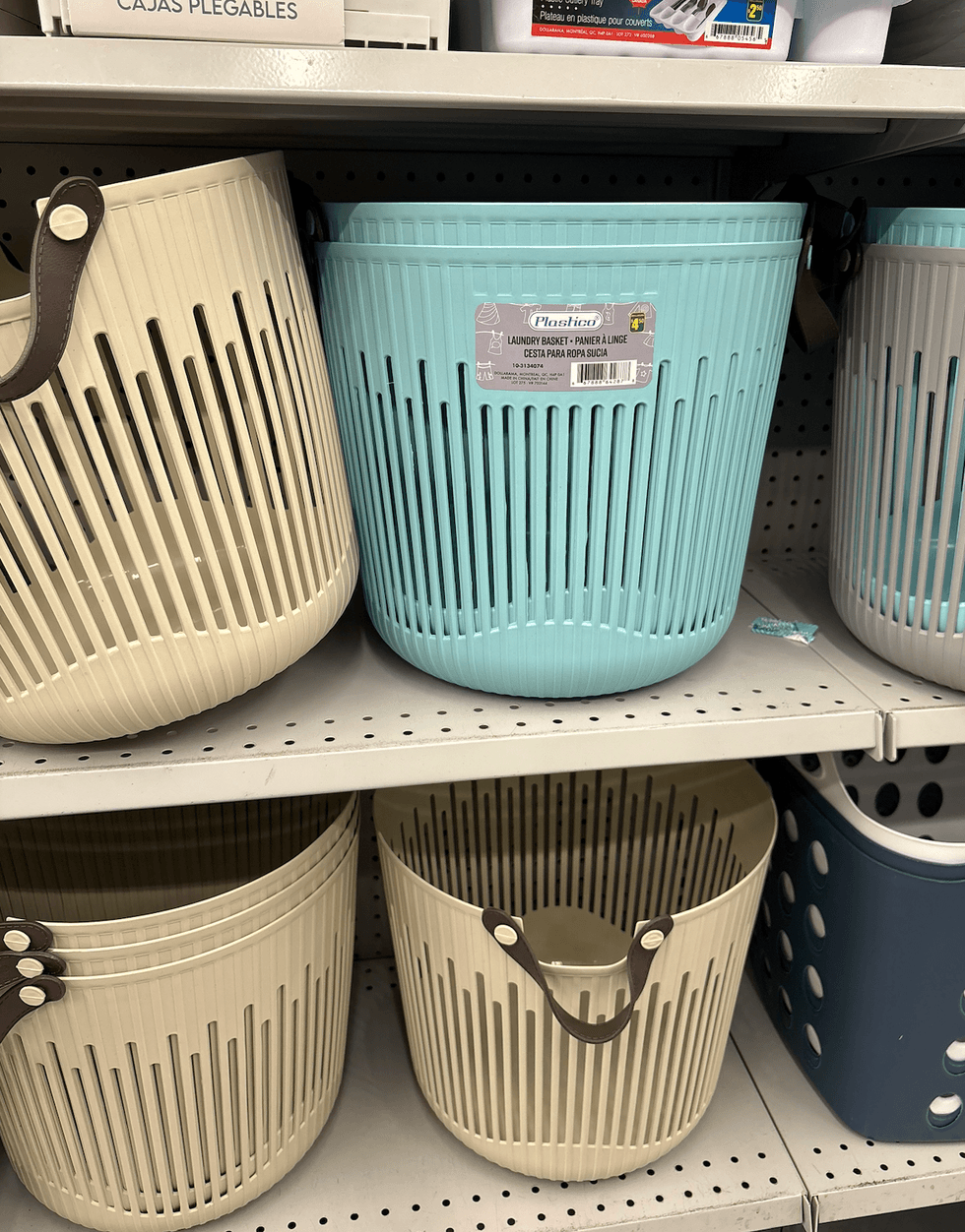 Panier \u00e0 linge sur les tablettes du Dollarama.