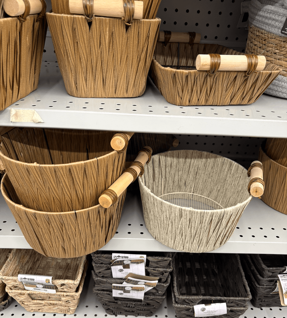 Paniers d\u00e9coratifs sur les tablettes du Dollarama.