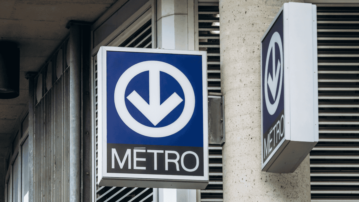 Panneau bleu officiel indiquant l’entrée du métro de Montréal.