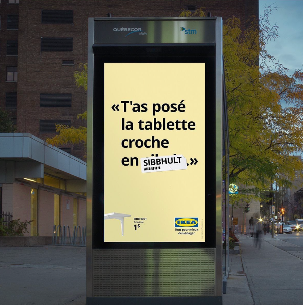Panneau d'affichage avec la nouvelle campagne d'IKEA. \u00ab T'as pos\u00e9 la tablette croche en SIBBHULT. \u00bb