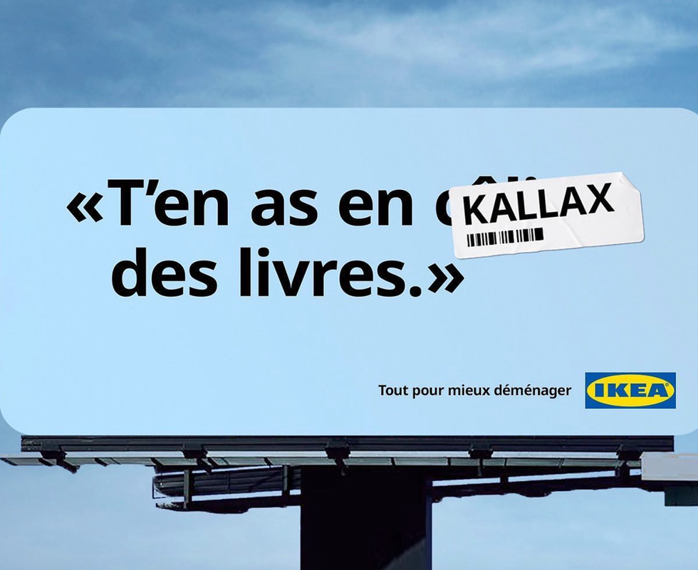 Panneau d'affichage avec la nouvelle campagne d'IKEA. \u00ab T'en as en KALLAX des livres. \u00bb