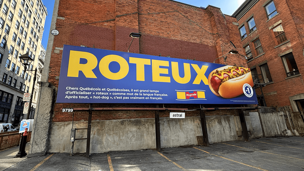 Panneau d’affichage bleu avec le mot « ROTEUX » en grandes lettres jaunes à côté d’une illustration de hot-dog.