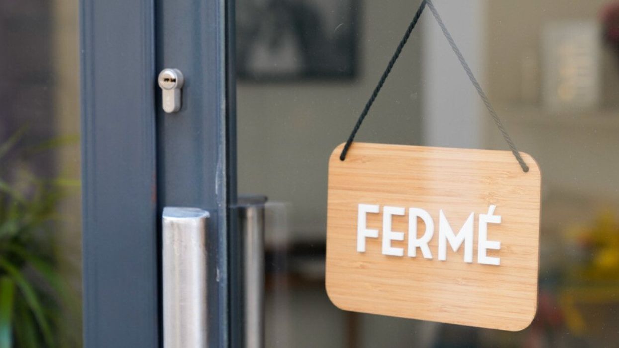 Panneau en bois fermé sur une vitre.