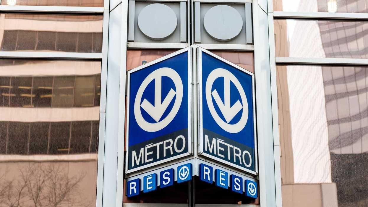 Panneau et symbole d'une station de métro de Montréal.