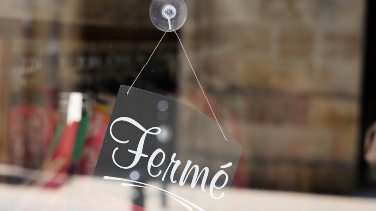 Panneau fermé dans une fenêtre de commerce.