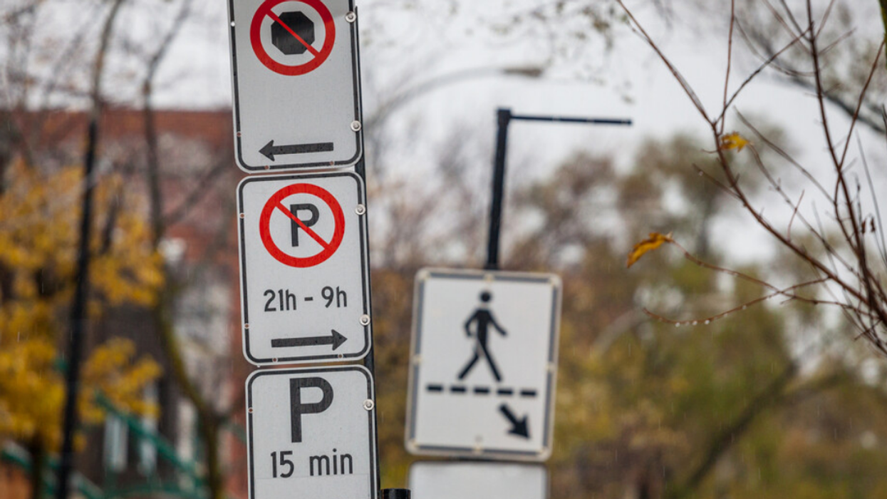 Panneaux de stationnement à Montréal.