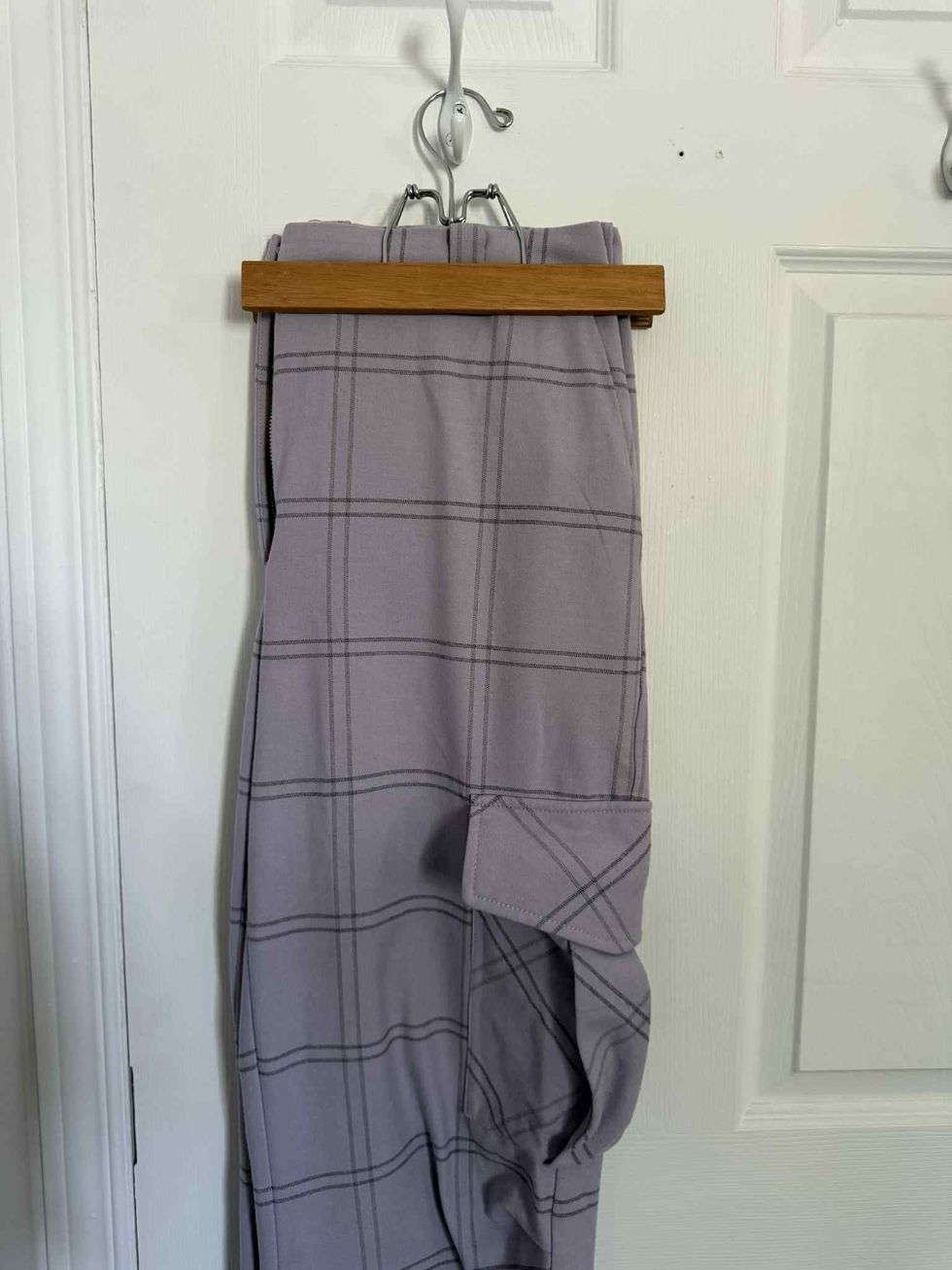 Pantalon cargo de couleur mauve lilas.