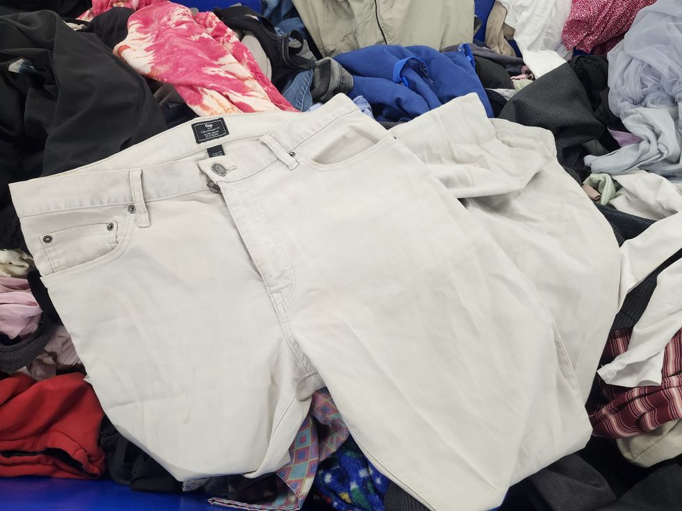 Pantalon de la marque GAP de couleur p\u00e2le.