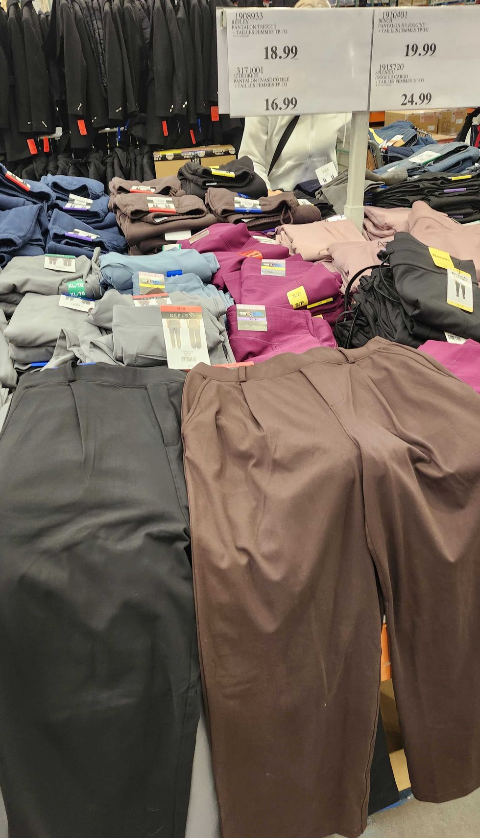 Pantalons \u00e9vas\u00e9s de la marque Reflex.