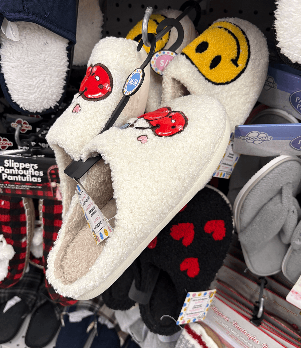 Pantoufles sur les \u00e9tag\u00e8res du Dollarama.