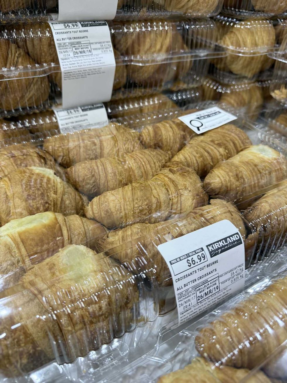 Paquet de 12 croissants au beurre en vente chez Costco pour 6,99 $.