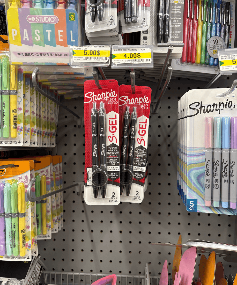 Paquet de 2 stylos S-gel de la marque Sharpie sur les tablettes du Dollarama.