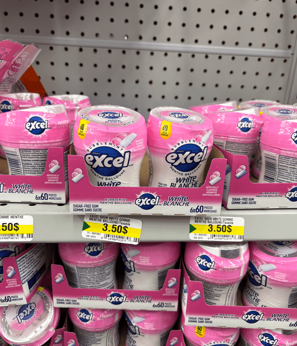 Paquet de 60 gommes sans sucre Excel sur les tablettes du Dollarama.