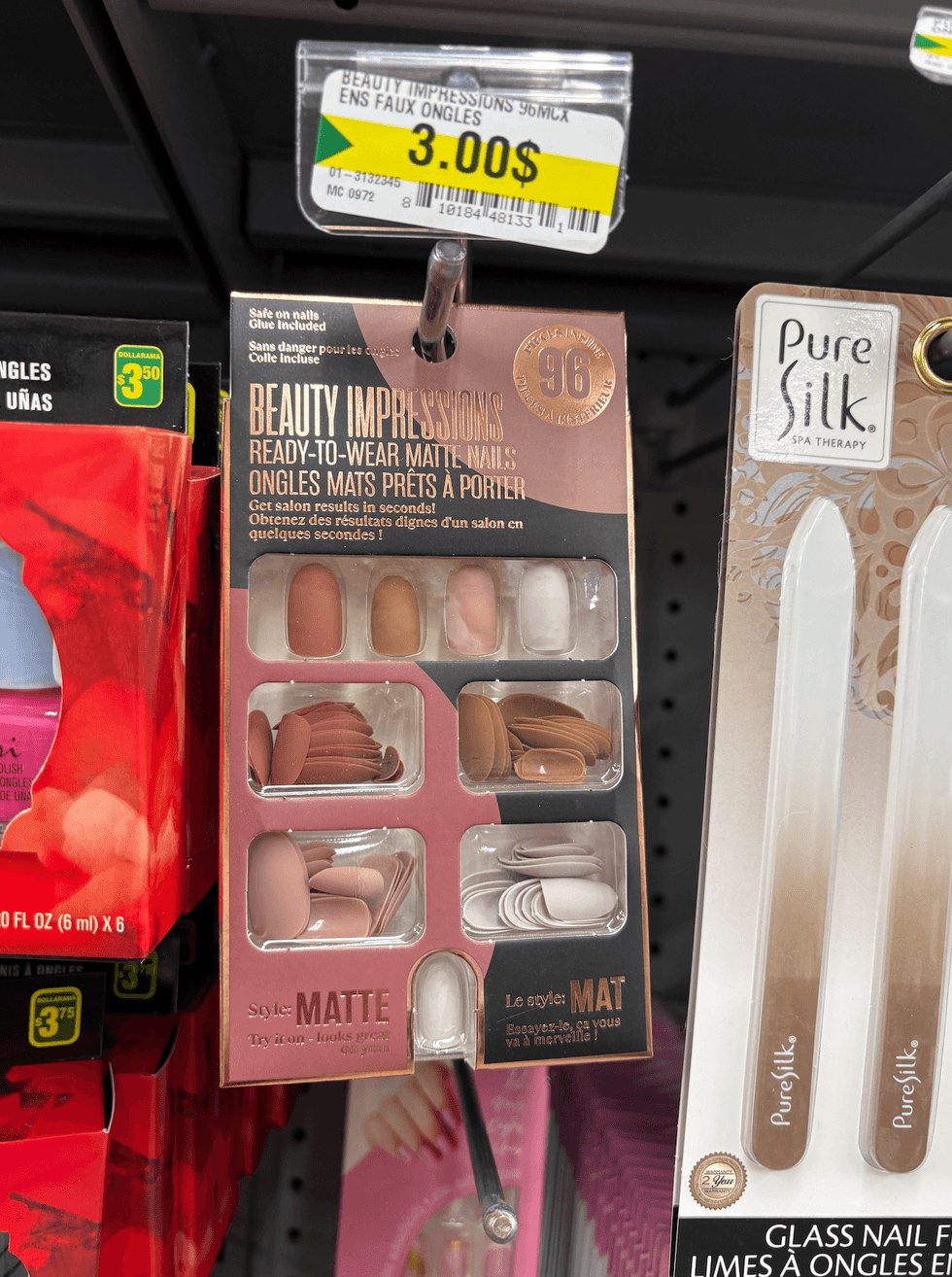 Paquet de 96 ongles pr\u00eats \u00e0 porter de la marque Beauty Impression sur les \u00e9tag\u00e8res du Dollarama.