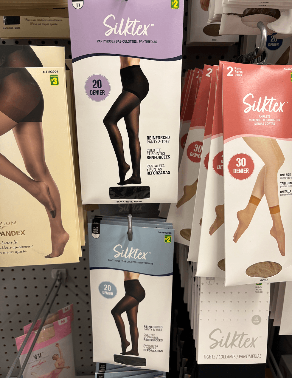 Paquet de bas collants Silktex sur les tablettes du Dollarama.