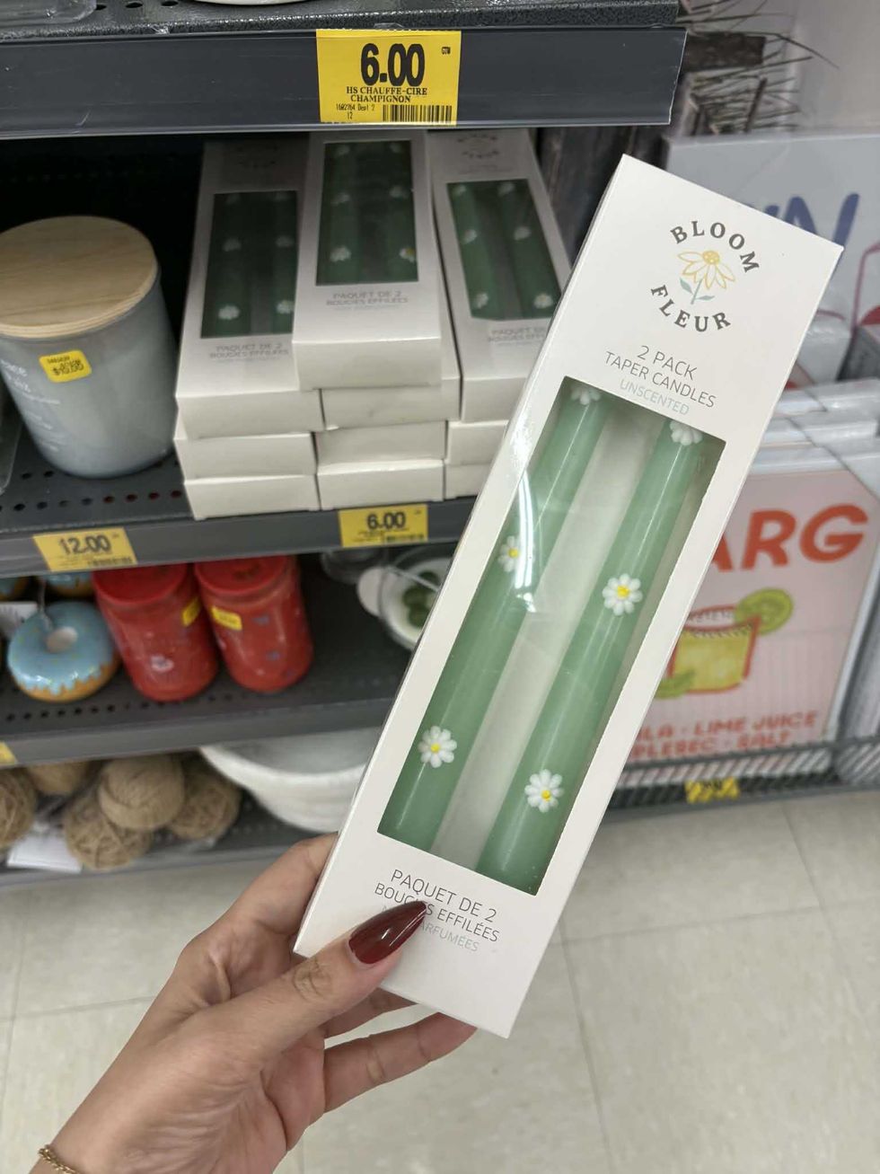 Paquet de deux bougies effil\u00e9es vertes avec petites fleurs chez Tigre G\u00e9ant.