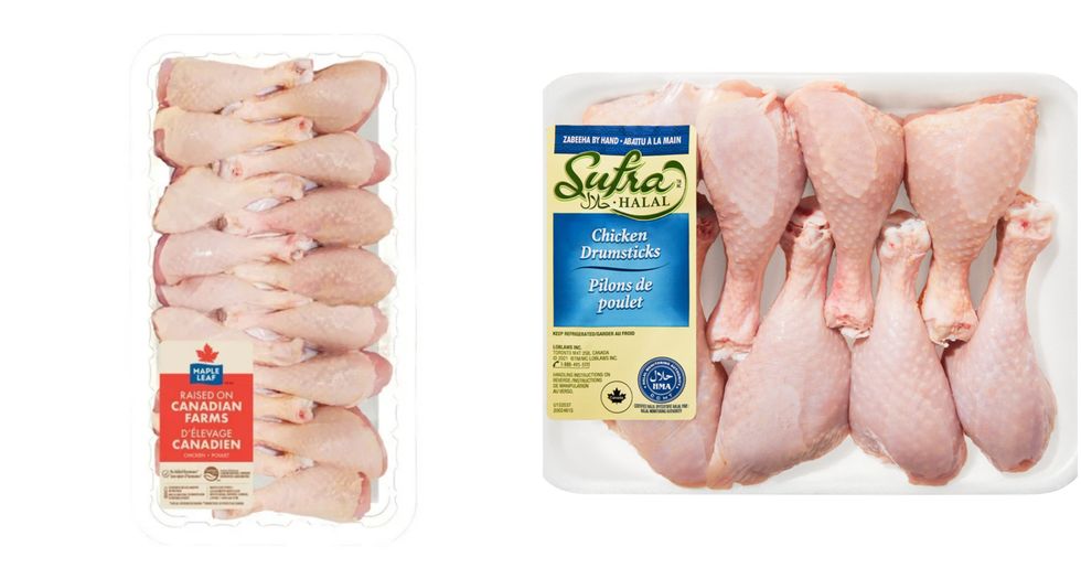 paquet de pilons de poulet maple leaf sur fond blanc. droite : paquet de pilons de poulet sufra sur fond blanc.