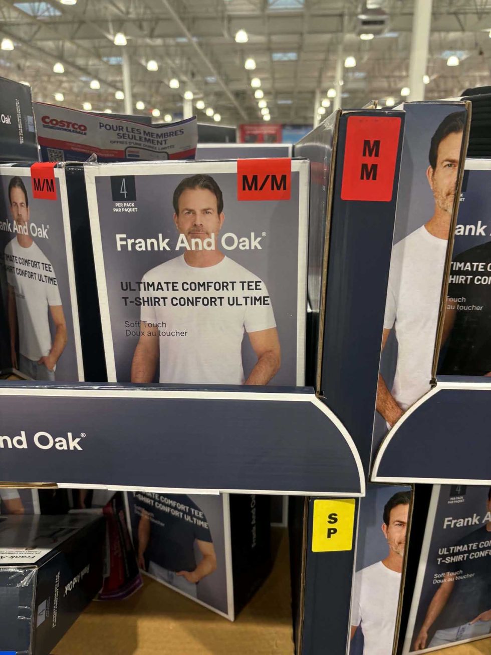 Paquets de quatre t-shirts Ultimate Comfort Tee de Frank And Oak au Costco.