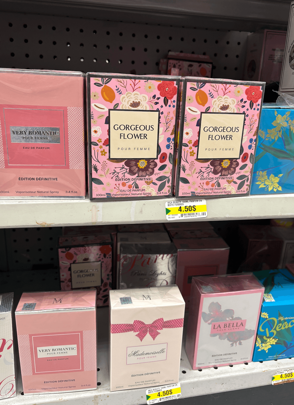 Parfums sur les tablettes du Dollarama.