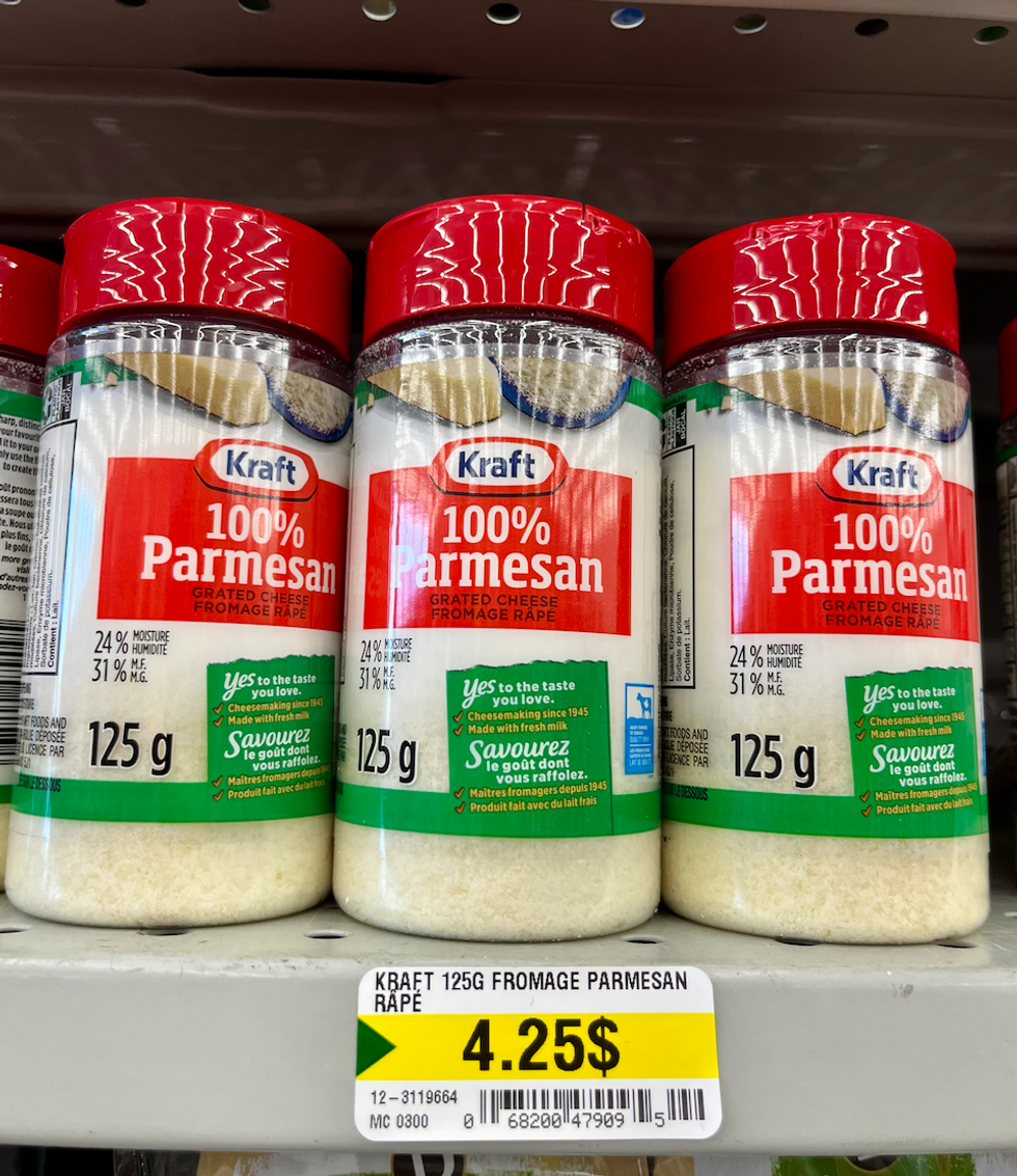 Parmesan de Kraft sur les tablettes du Dollarama.