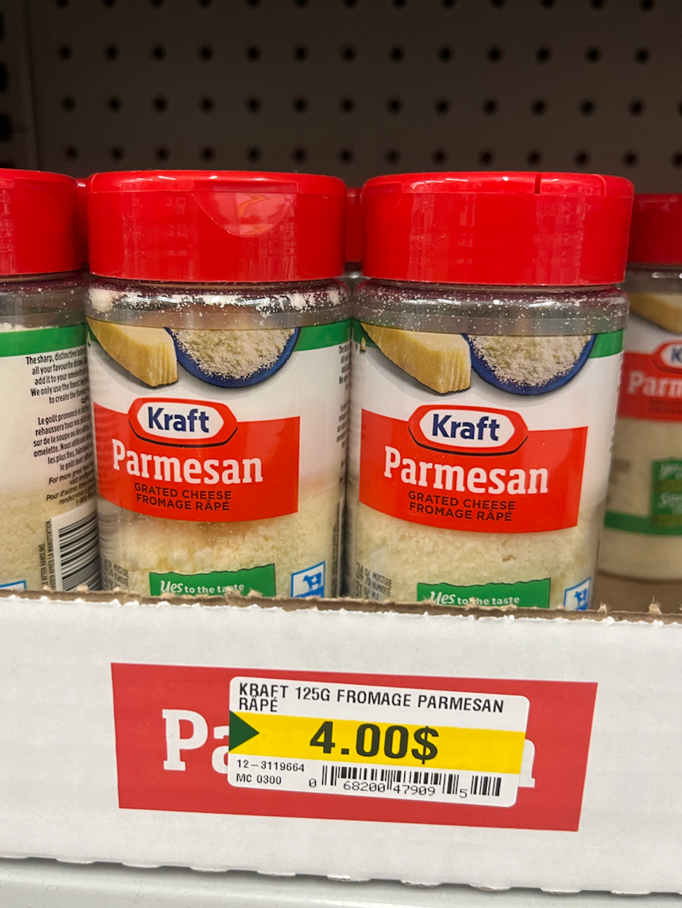 Parmesan de Kraft sur les \u00e9tag\u00e8res du Dollarama.