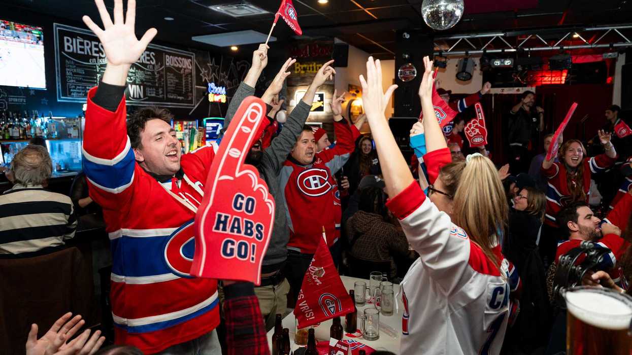 Partisans des Canadiens de Montréal brandissant des drapeaux et célébrant.