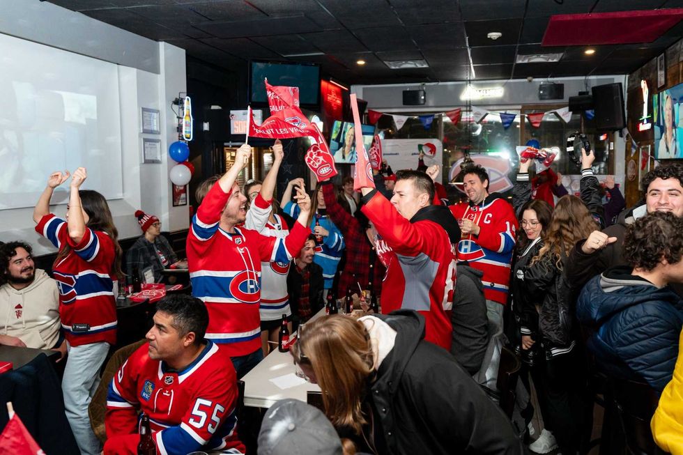Partisans des Canadiens en chandail d\u2019\u00e9quipe c\u00e9l\u00e9brant lors d\u2019une soir\u00e9e hockey.