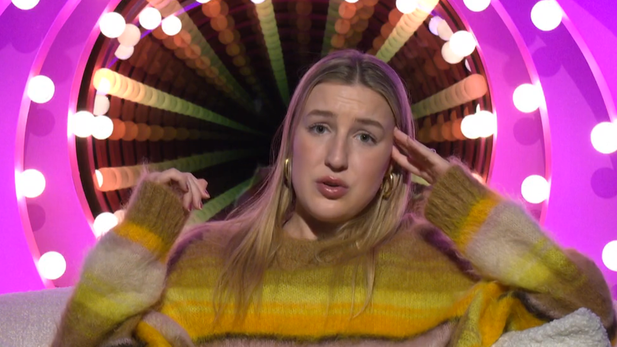 Pascale de Blois dans le confessional qui est visiblement confuse.