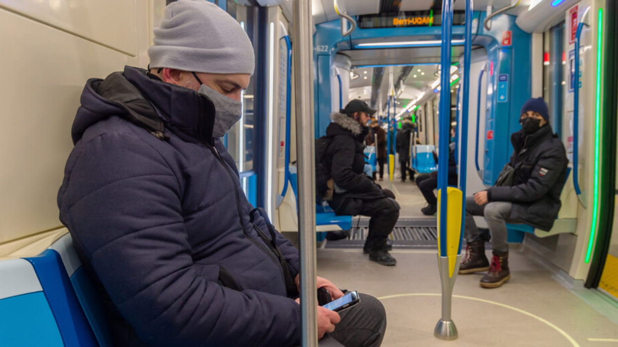 Passagers masqués dans un wagon du métro de Montréal.
