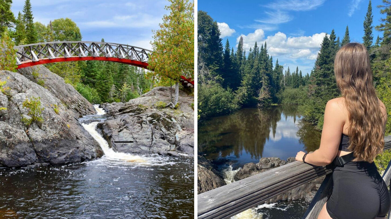 Passerelle. Droite : Femme devant la nature.