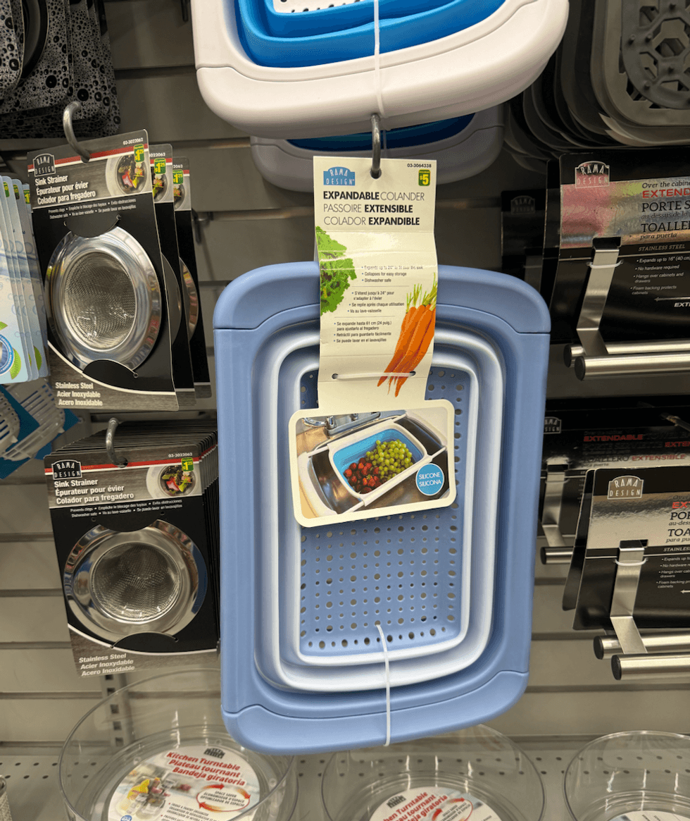 Passoire pliable extensible vendue au Dollarama pour 5 $.