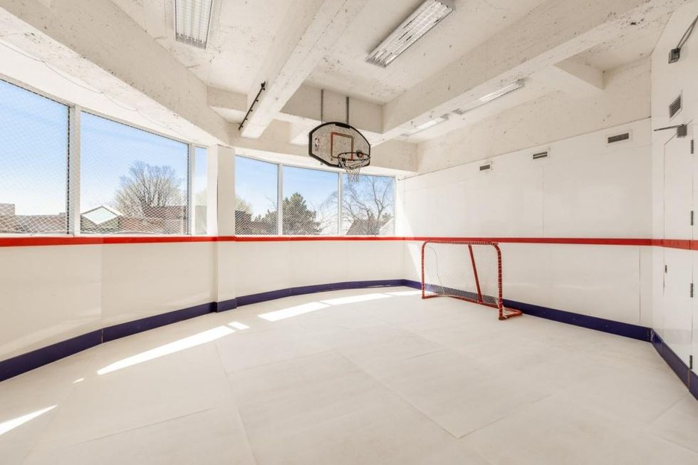 Patinoire int\u00e9rieure.