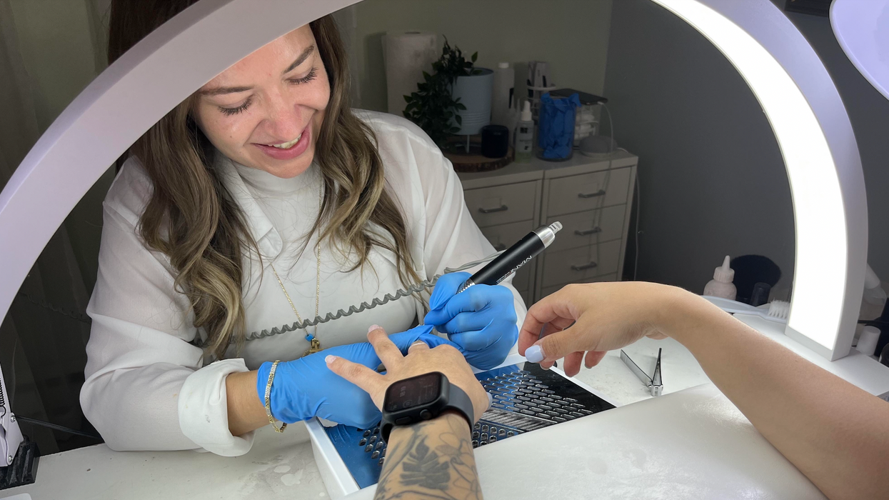 Patricia Dionne Stewart qui fait une manucure au gel.