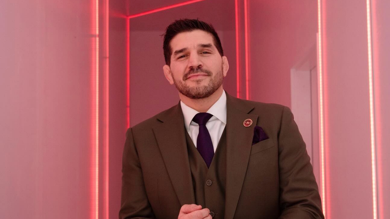 Patrick Côté sur un fond de néons rouges à sa sortie de Big Brother Célébrités.