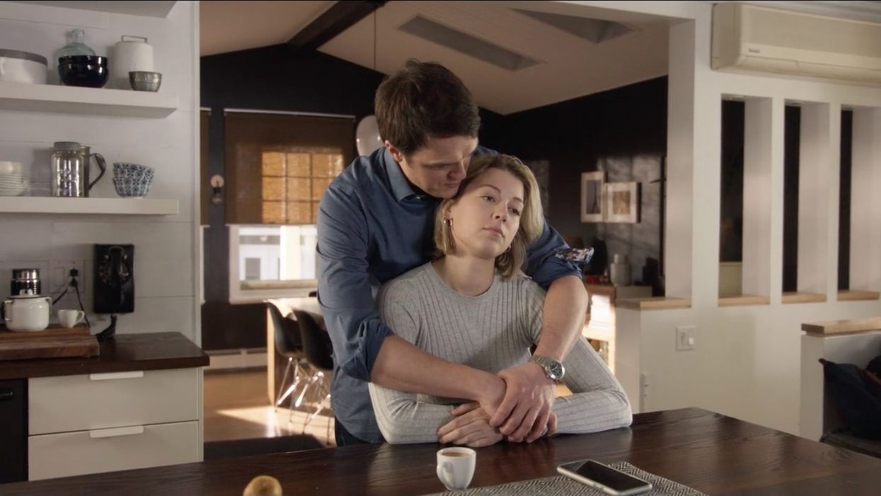 Patrick enlace Noélie dans District 31.