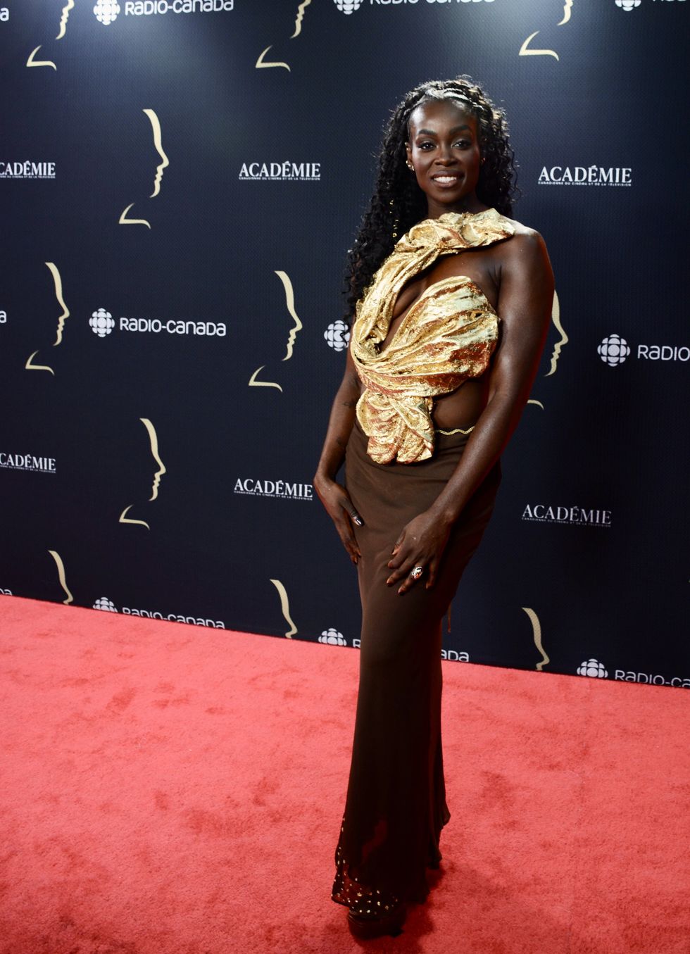 Penande Estime et son haut dor\u00e9 qui attire les regards \u200bsur le tapis rouge des Prix G\u00e9meaux.