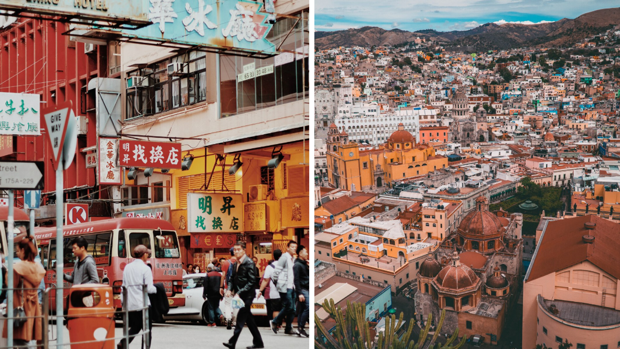 People walking in a busy Hong Kong neighbourhood. Droite : Aerial view of a Mexican city.