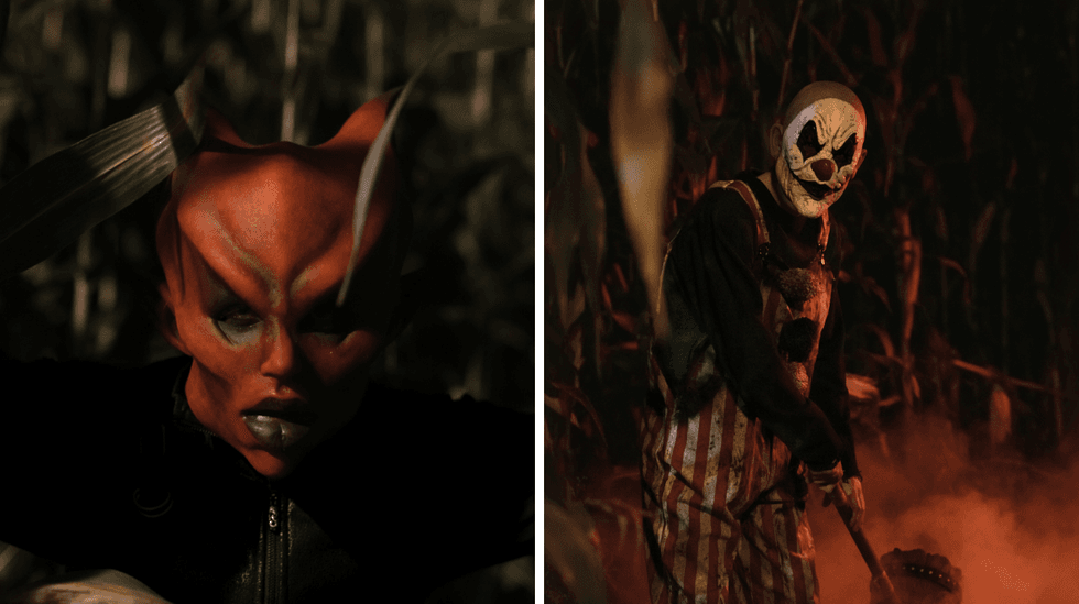 Personnage au visage rouge et noir cach\u00e9 dans un champ de ma\u00efs sombre. Droite : Clown effrayant masqu\u00e9 tenant une arme factice dans un champ de ma\u00efs la nuit.
