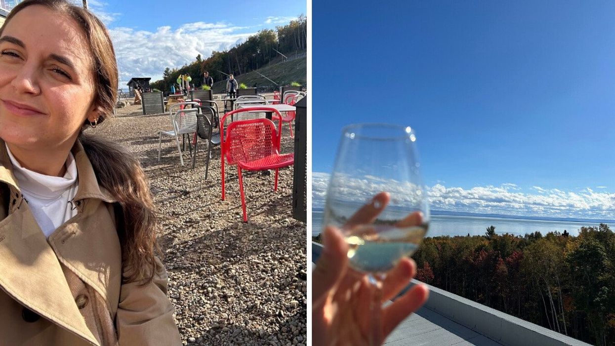 Personne devant des chaises extérieures et des montagnes. Droite: Un verre de vin avec vue sur le fleuve.