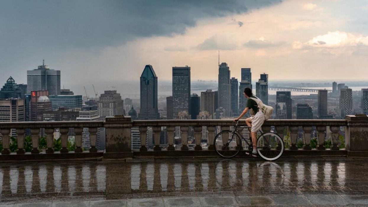 Personne en vélo sous la pluie à Montréal.