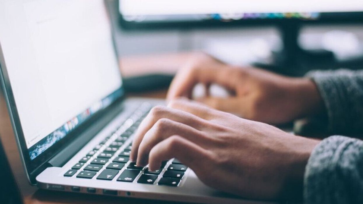Personne qui tape à l'ordinateur.