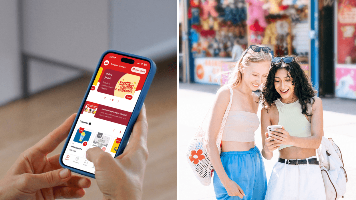 Personne utilisant l’application Couche-Tard avec le jeu Roche Papier Cadeaux. Droite: Deux amies souriantes regardent un téléphone intelligent à l’extérieur par une journée ensoleillée.