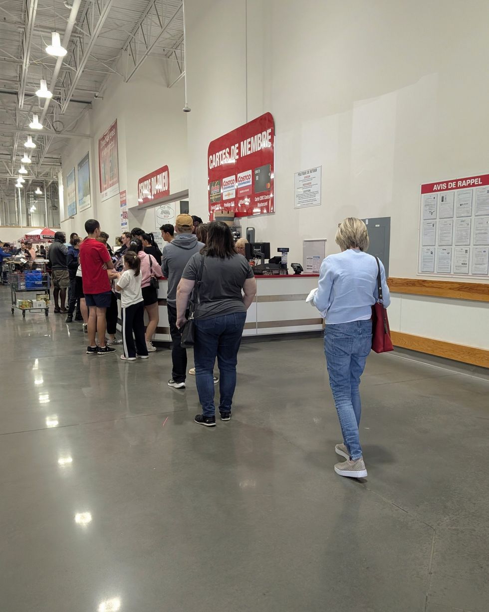 Personnes en ligne pour le comptoir des retours chez Costco.
