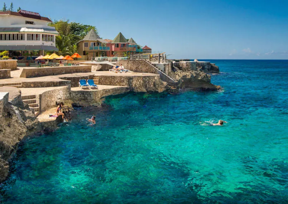 Personnes nageant dans la mer bleue.