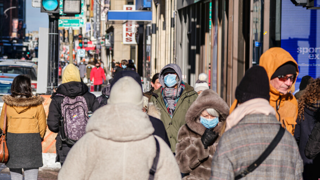 Personnes sur le trottoir avec masque.